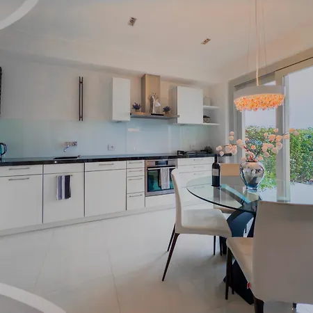 Skyline Lake Views - Free Parking Appartement *